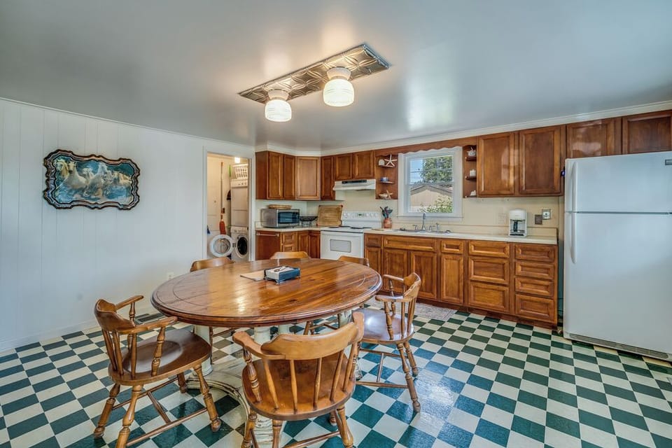 Huge Eat-in Kitchen make family meals easy breezy.