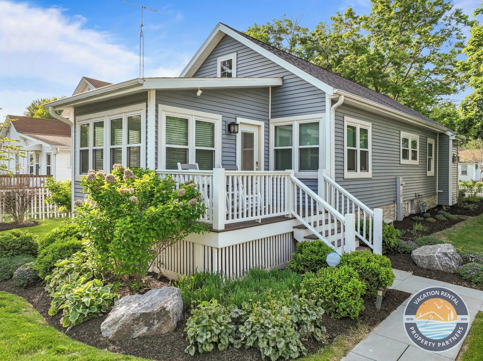 Arrive to a charming cottage-style home surrounded by greenery, with a welcoming porch where you can settle in, enjoy the fresh air, and start your stay at an easy pace.