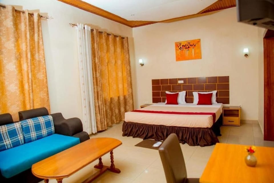 Deluxe Triple Room, Balcony, City View | WiFi (free)