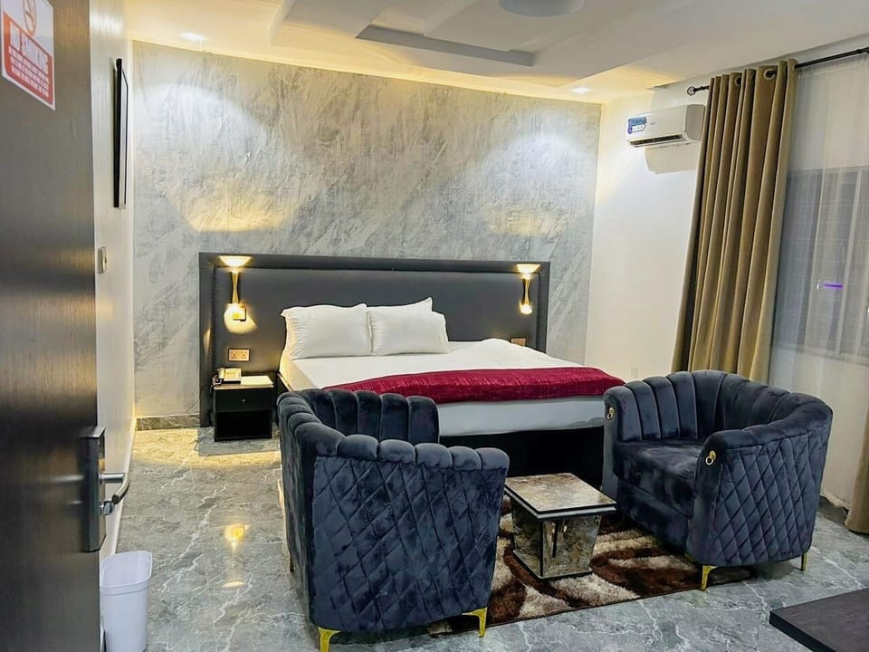 Superior Suite, City View | Desk, laptop workspace, free WiFi