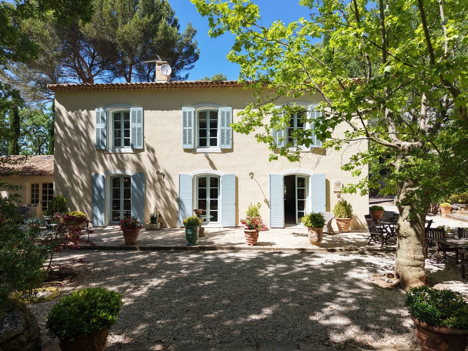 Exceptional Holiday Rental in Aix-en-Provence – Eastate with pool for Rent. Book online with Plaisirs & Maisons de Provence.