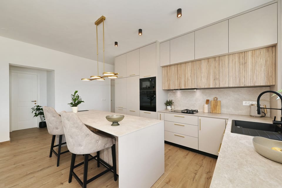 Modern kitchen of Villa Diaria with kitchen island, seating and high-quality equipment.