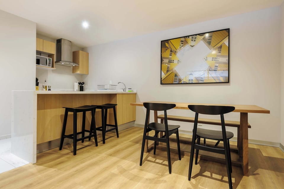 Dining space next to the kitchen with a practical and modern layout.