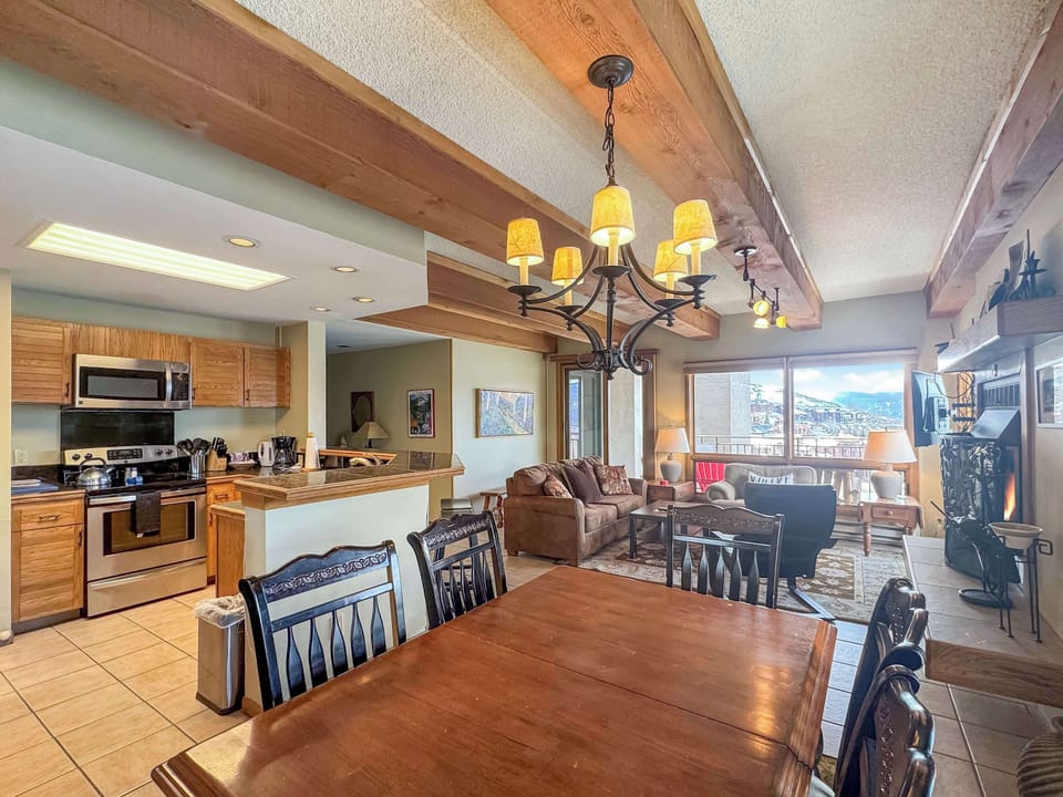 Open Concept kitchen and dining with a bright mountain view | Listed with @BookTraverse