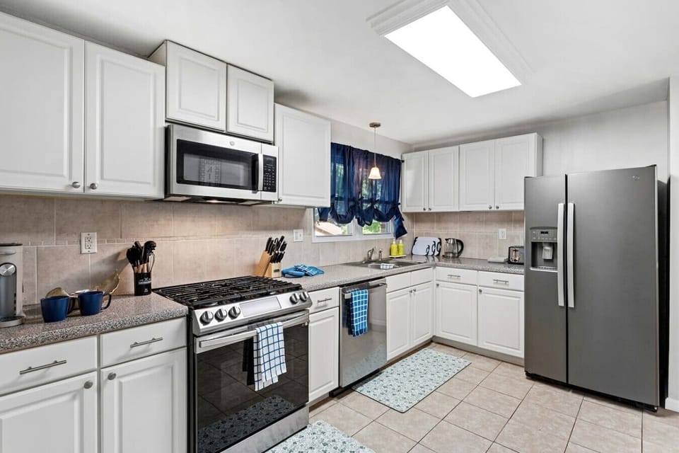 Chef-Friendly Kitchen ️From quick breakfasts to full dinners, this spacious kitchen offers modern appliances, cookware, and plenty of room to gather and cook together.