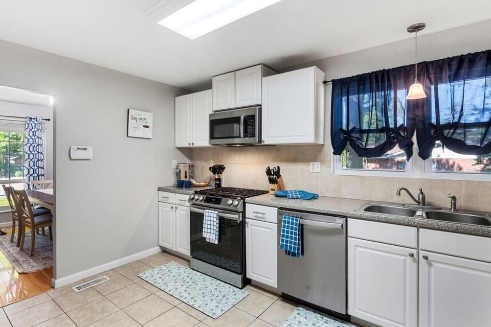 Chef-Friendly Kitchen ️From quick breakfasts to full dinners, this spacious kitchen offers modern appliances, cookware, and plenty of room to gather and cook together.