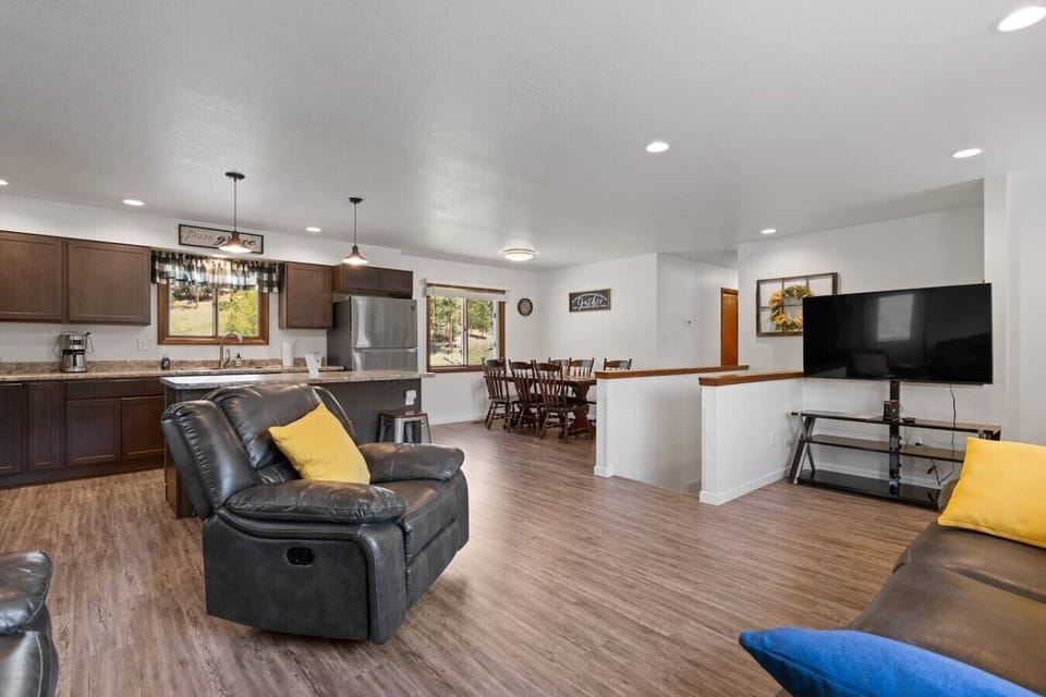 Welcome to your cozy upper-level retreat! Enjoy a spacious living room for gathering, a dining area perfect for shared meals, and a fully equipped kitchen.
