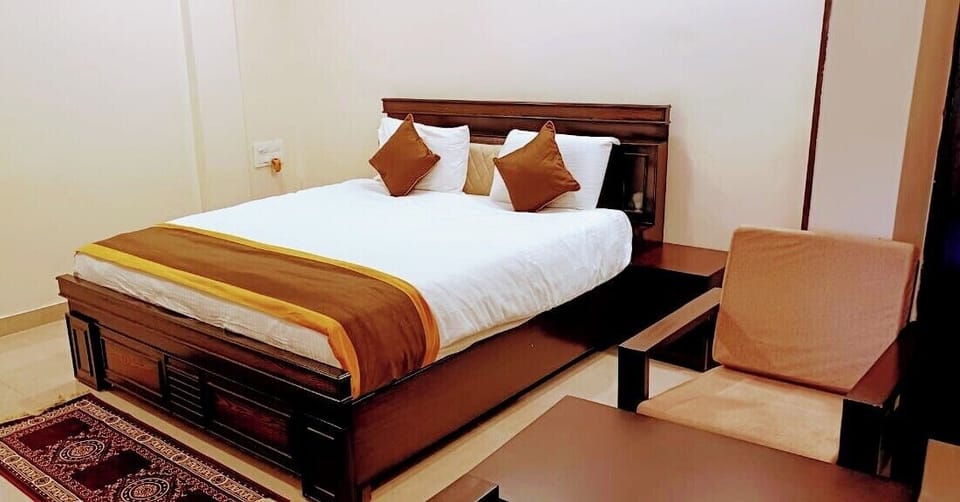 Deluxe Room | Desk, laptop workspace, free WiFi, bed sheets