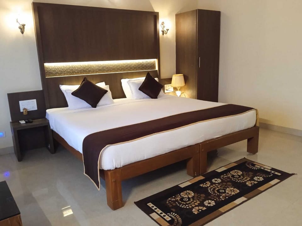 Deluxe Room | Desk, laptop workspace, WiFi (free), bed sheets