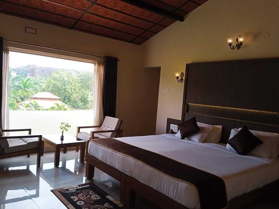 Deluxe Room | Desk, laptop workspace, WiFi (free), bed sheets