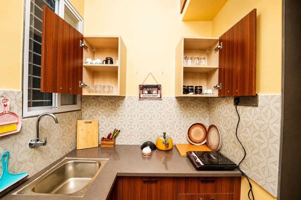 Deluxe Single Room | Private kitchen | Mini-fridge, stovetop, cookware/dishes/utensils