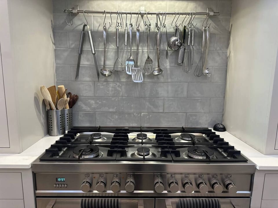 A six burner cooker and double oven. Also a separate microwave oven.  