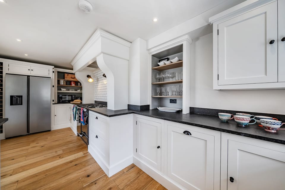 The Anchorage, Burton Bradstock: The kitchen includes an American style fridge and freezer and range cooker