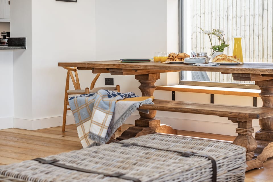 The Anchorage, Burton Bradstock: The dining area sits next to the kitchen
