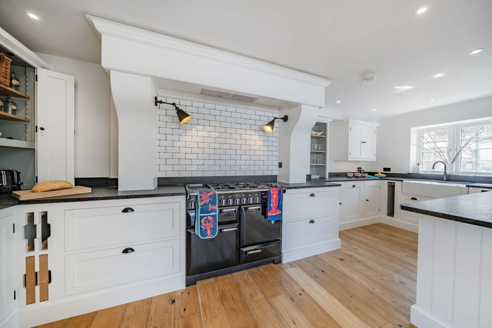 The Anchorage, Burton Bradstock: Plenty of space for preparing and cooking delicious treats