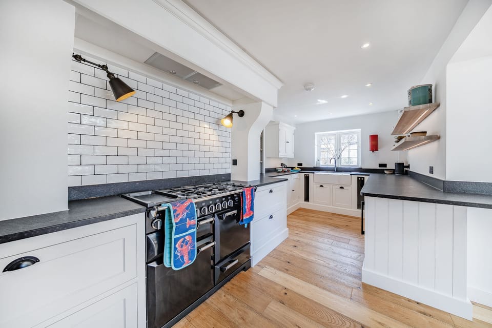 The Anchorage, Burton Bradstock: The well-equipped kitchen with range cooker