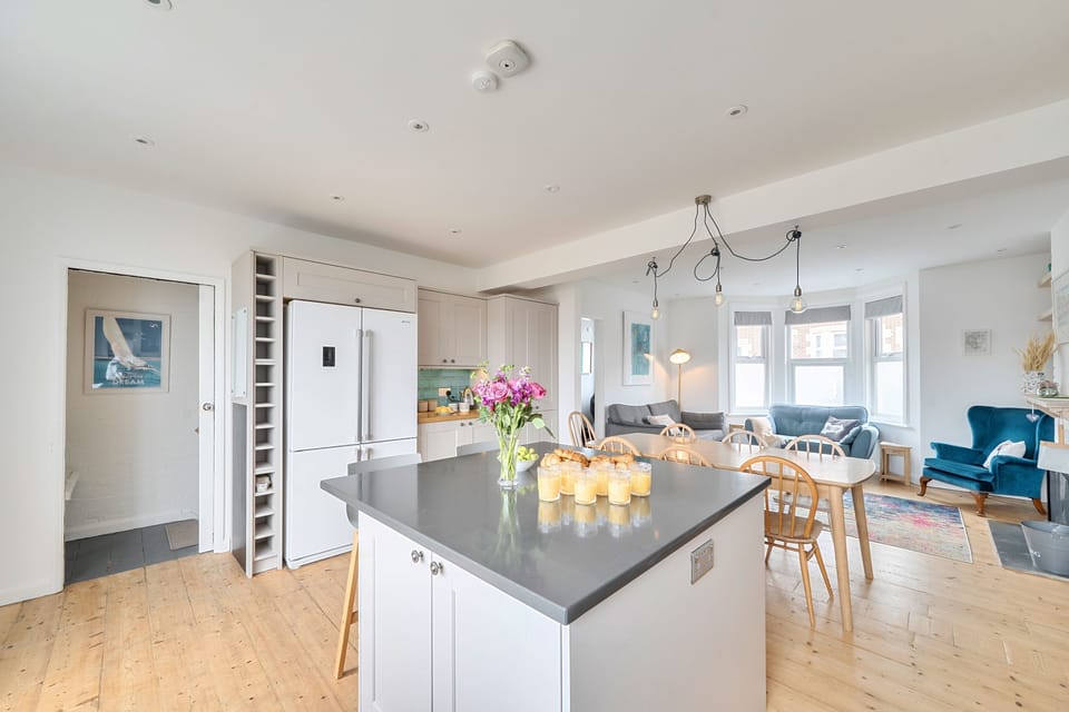Puffins Rest, Swanage: Ample storage and a large fridge/freezer is provided