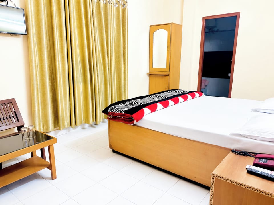 Deluxe Double Room, Air conditioning | Hypo-allergenic bedding, desk, soundproofing, free WiFi