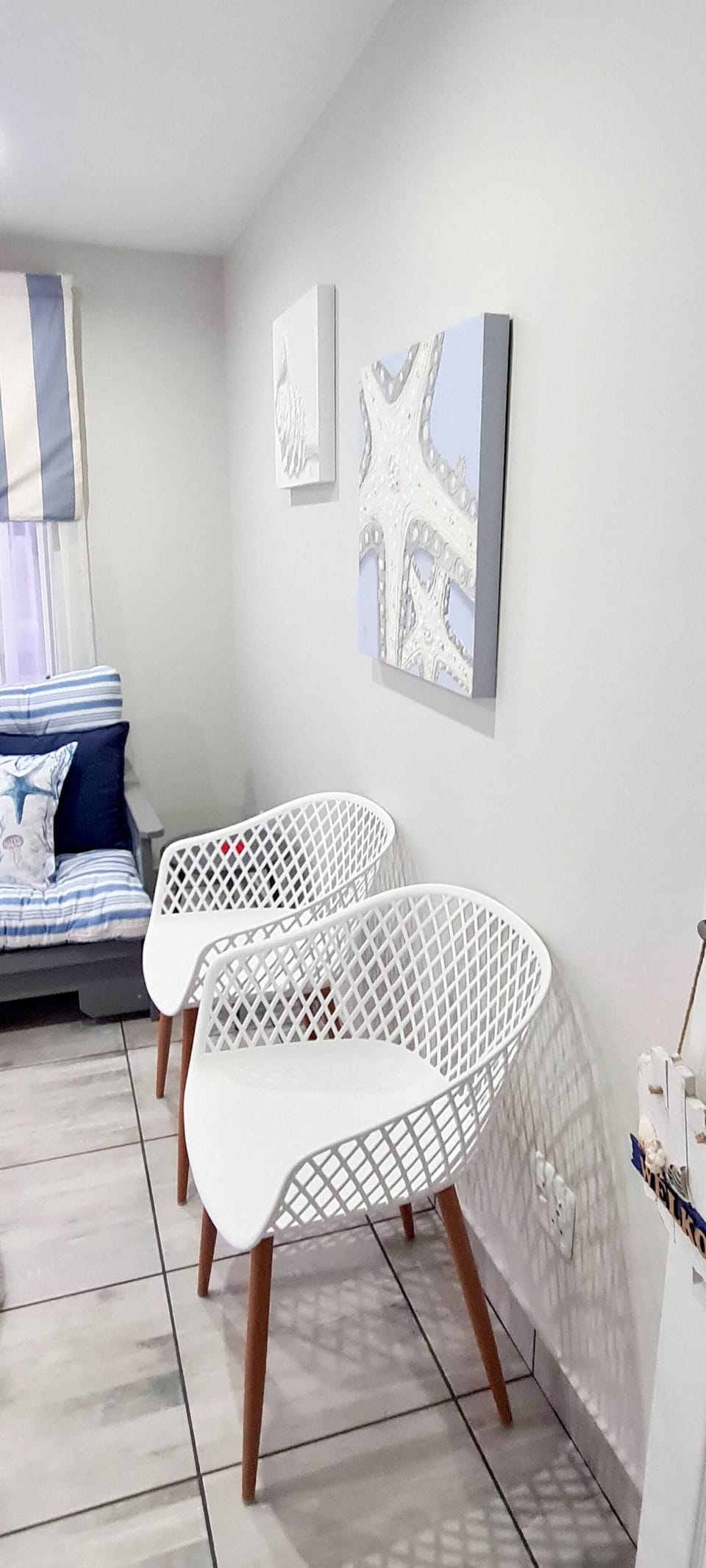 Apartment, 1 Bedroom, Accessible, Smoking | Living room | Books