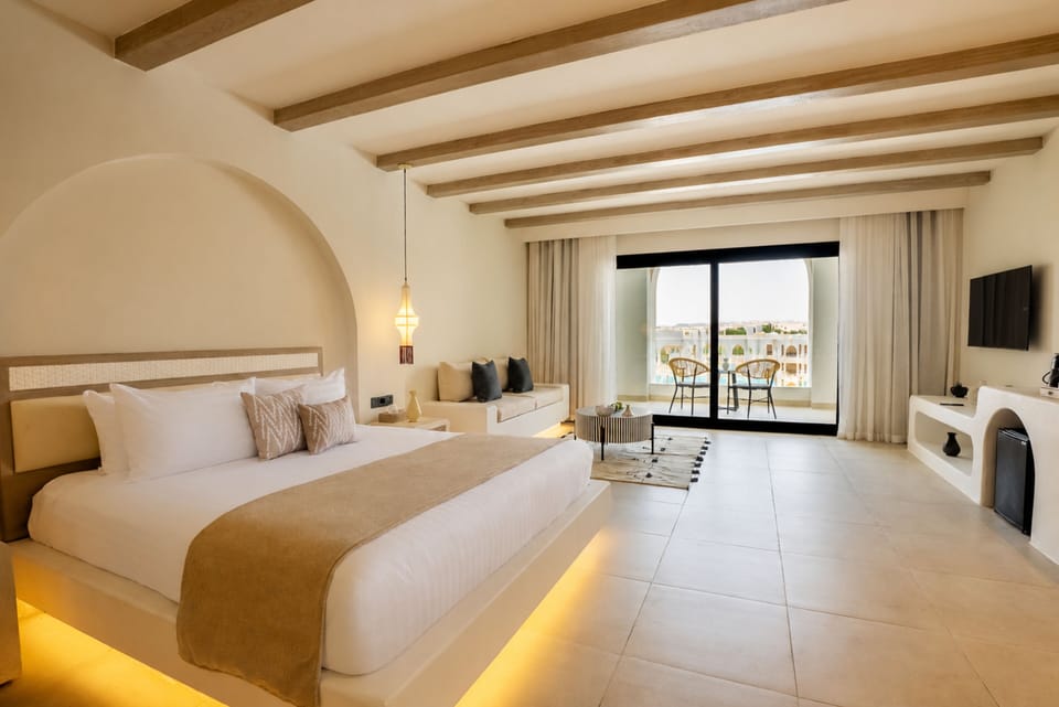 Roof-TopJacuzzi Suite | In-room safe, blackout drapes, WiFi (free)