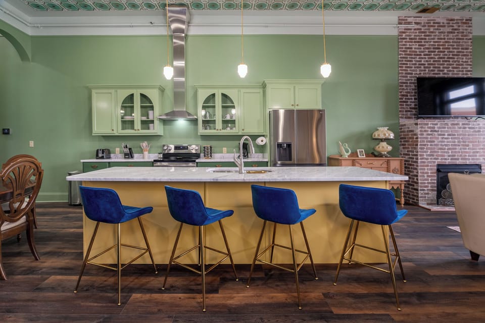Seating for 4 at the breakfast bar