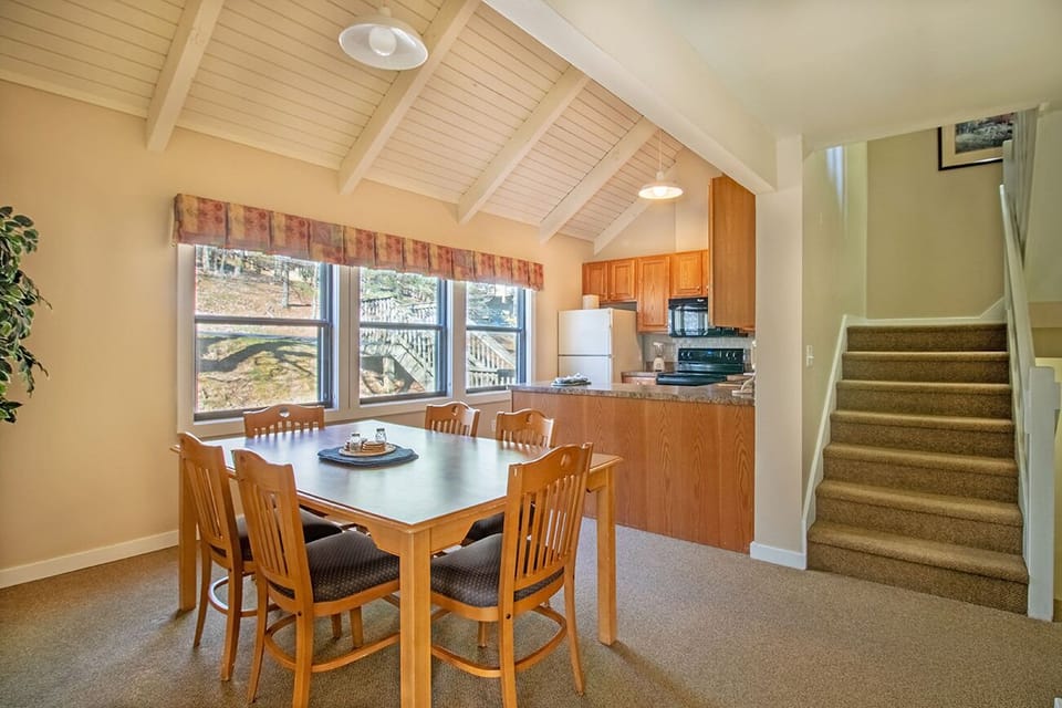 Dining area with seating for 6