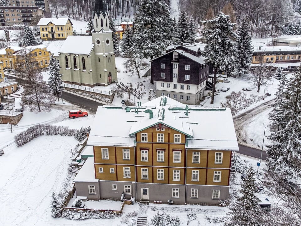 Building, Window, Facade, Residential Area, House, Town, Roof, Human Settlement, Urban Design, Freezing