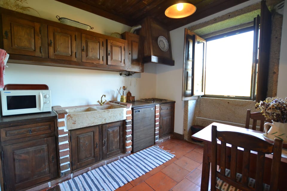 Basic Cottage, 2 Bedrooms | Private kitchen