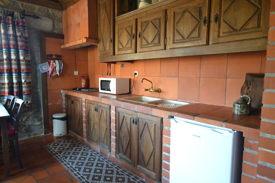Basic Cottage, 2 Bedrooms | Private kitchen