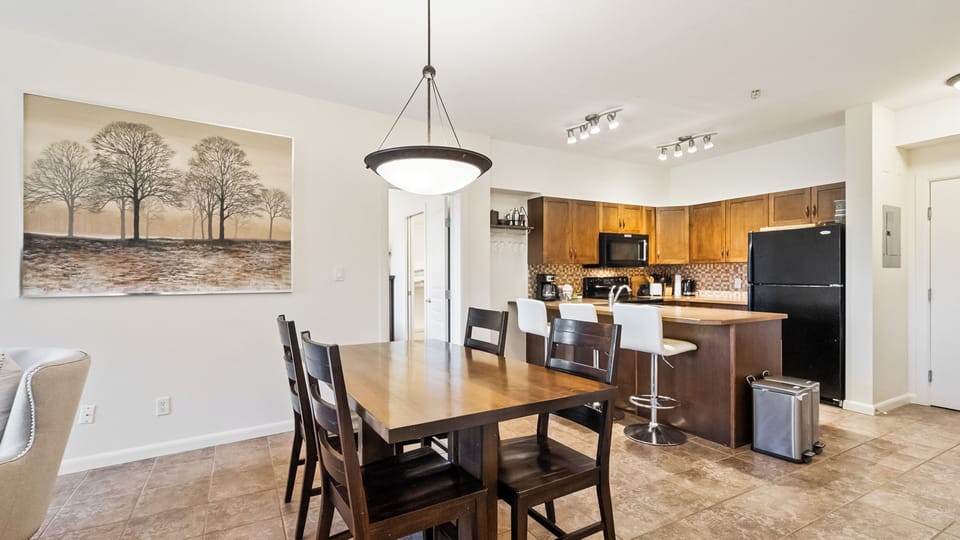 Deluxe Condo, 3 Bedrooms, Courtyard View, Beachside | Dining