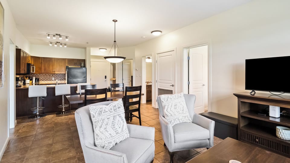 Deluxe Condo, 3 Bedrooms, Courtyard View, Beachside | Living area