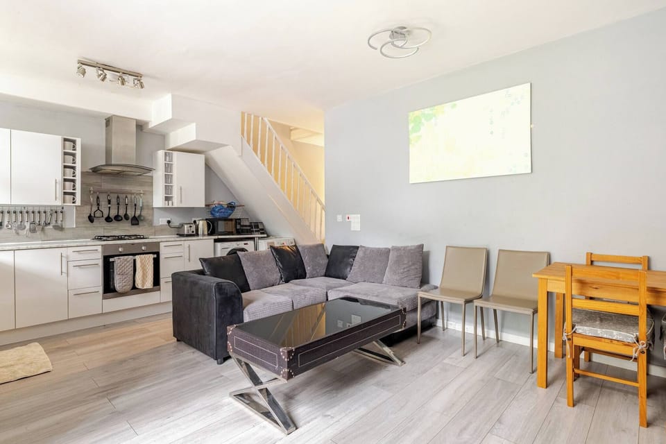 House, 4 Bedrooms | Living room | Books