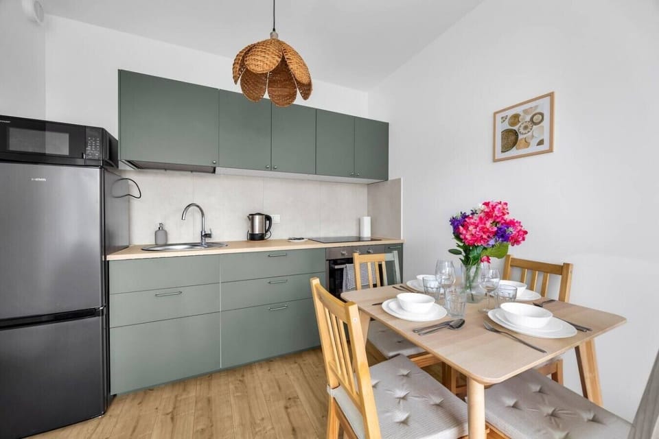 Modern Open-Plan Living Area with Fully Equipped Kitchen and Dining Space for Shared Moments | Book Now with RENTUJEMY.COM