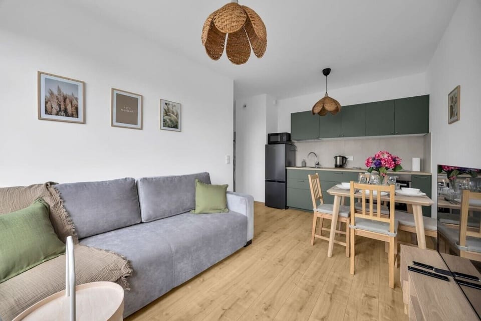 Bright and Cozy Living Room with Comfortable Sofa, Dining Area, Smart TV and Access to a Private Balcony | Book Now with RENTUJEMY.COM