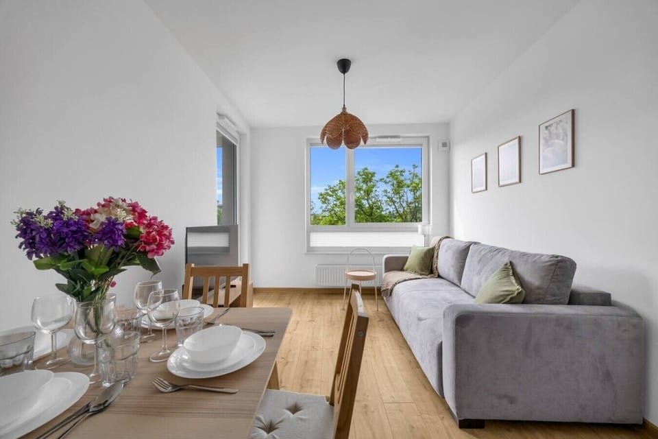 Bright and Cozy Living Room with Comfortable Sofa, Dining Area, Smart TV and Access to a Private Balcony | Book Now with RENTUJEMY.COM