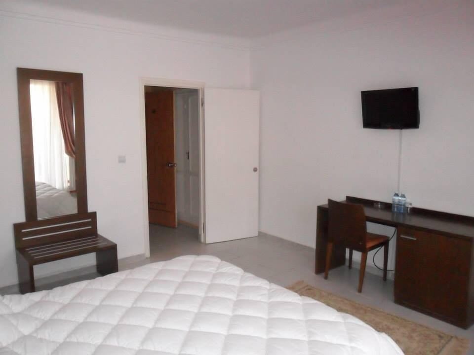 Single Room | Minibar, in-room safe, desk, blackout drapes