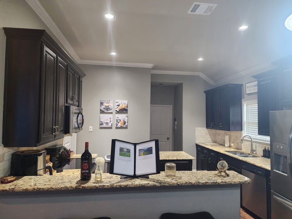 Full Kitchen with local informational booklet. Complimentary drinks and snacks.
