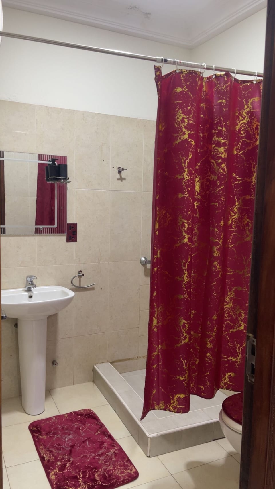 Classic Single Room | Bathroom | Combined shower/tub, slippers, towels, soap