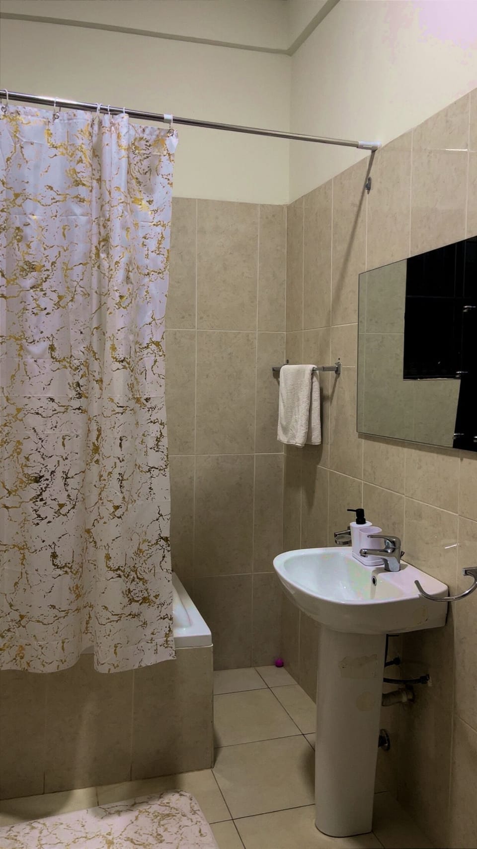 Comfort Double Room | Bathroom | Combined shower/tub, slippers, towels, soap