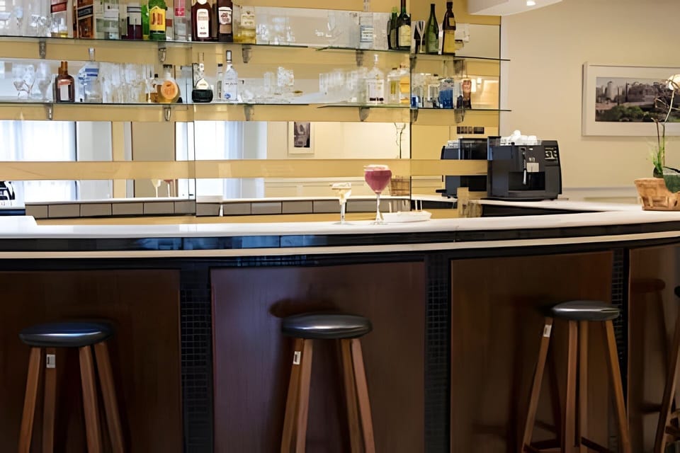 Apartment | Bar (on property)