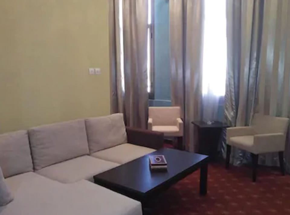 Executive Suite | Minibar, desk, blackout drapes, iron/ironing board (on request)