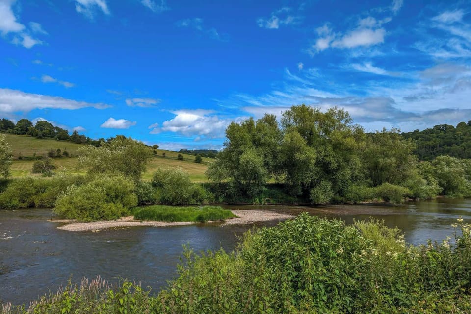 10 minutes walk to River Wye