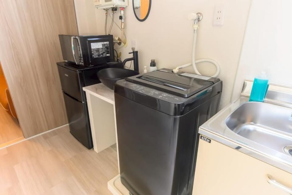Basic Twin Room, Non Smoking (201) | Private kitchen | Full-size fridge, microwave, stovetop, electric kettle