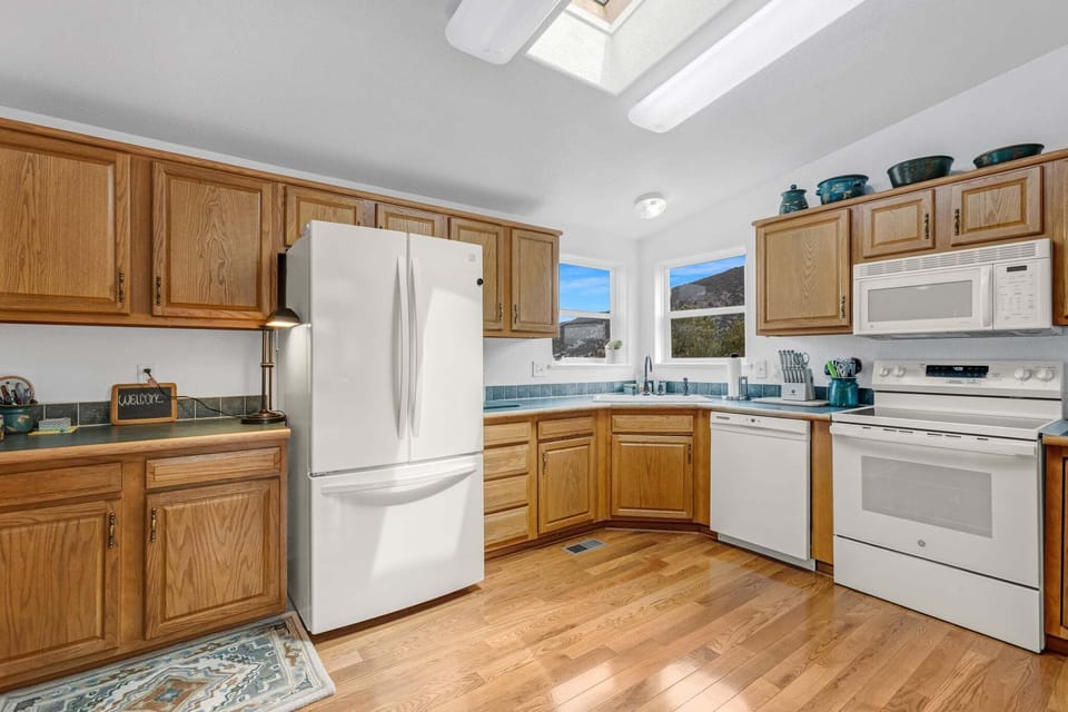 Kitchen
•Well Equipped
•Full Size Refrigerator