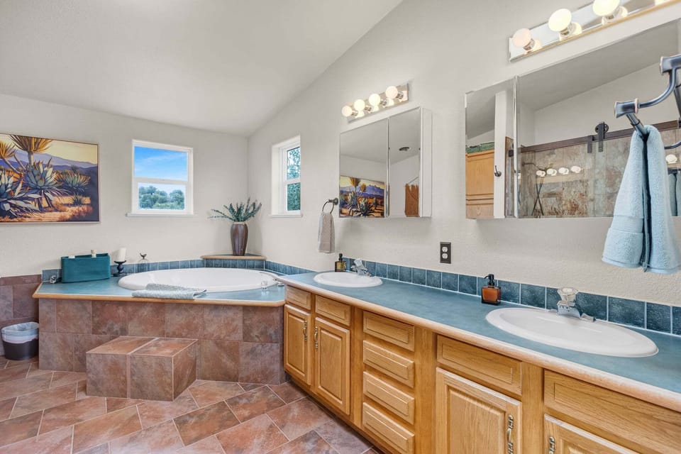 Primary Ensuite Bathroom
•Double Vanity
•Soaker Tub