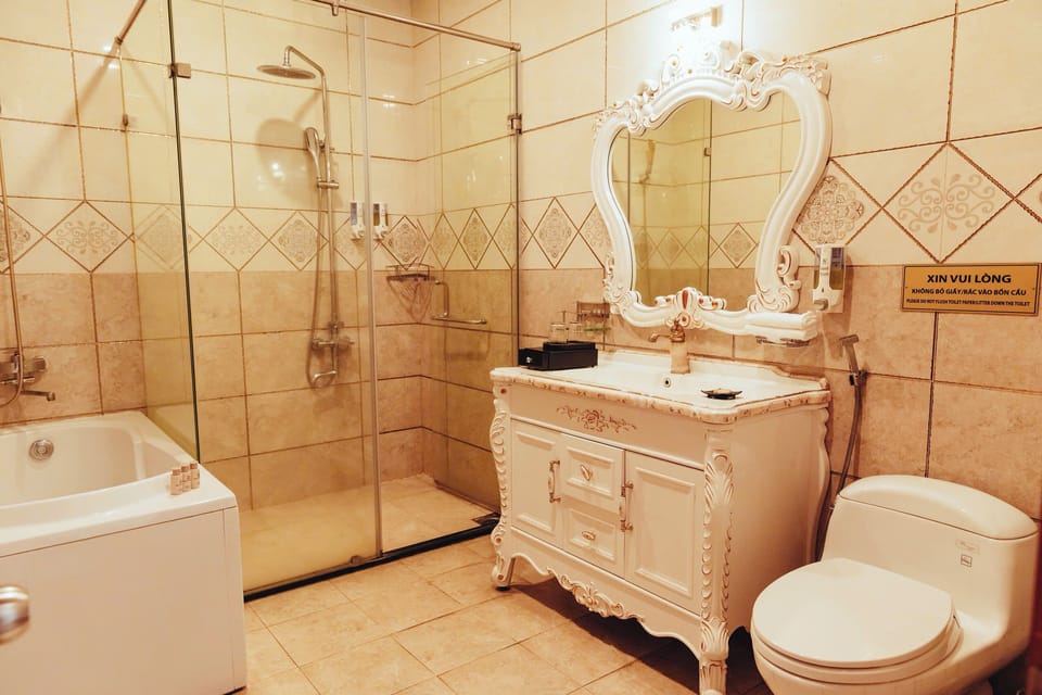 Deluxe Double Room, City View | Bathroom | Slippers