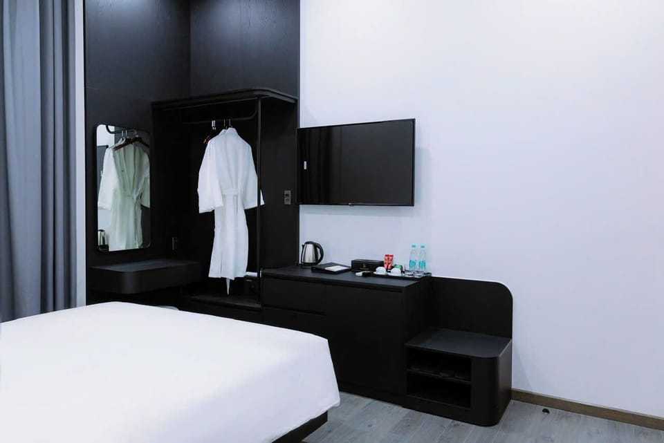 Luxury Studio Suite, Mountain View | In-room safe, soundproofing, WiFi (free)