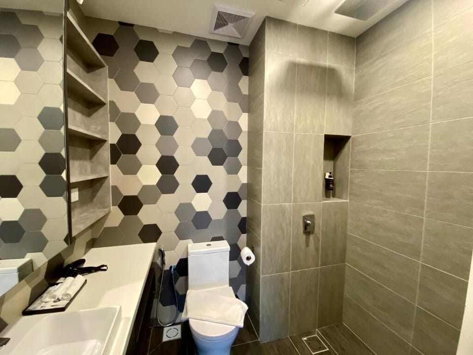 Deluxe Double Room | Bathroom | Free toiletries, hair dryer, towels, soap