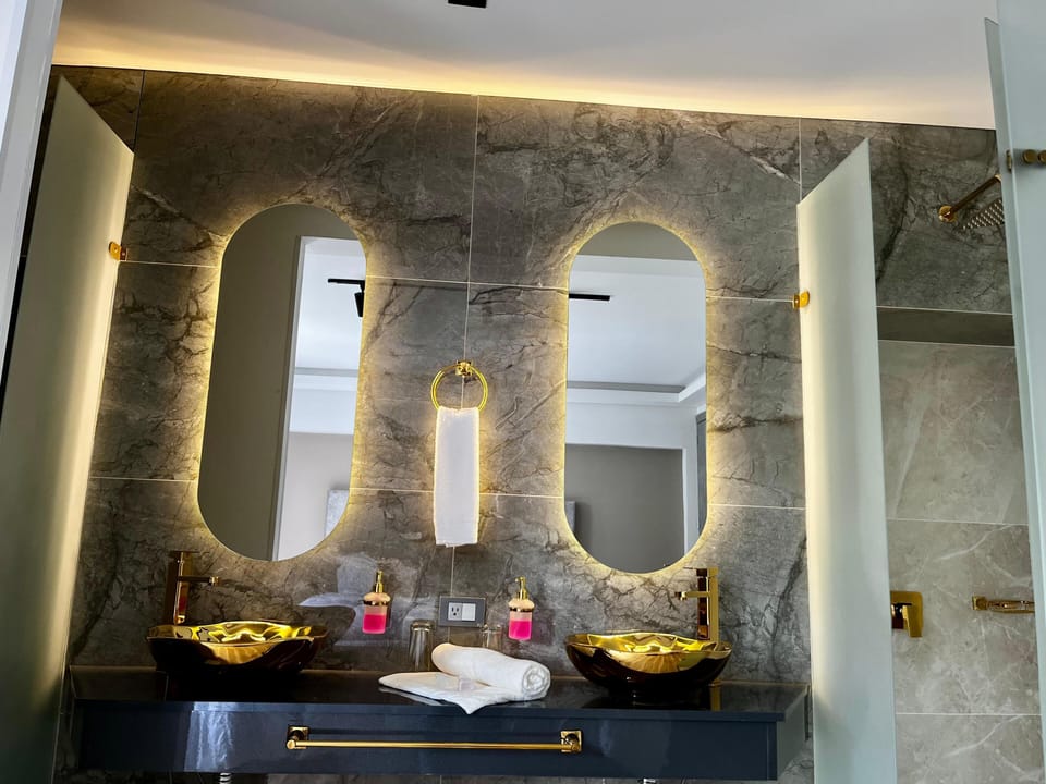 Deluxe Double Room, Garden View | Bathroom | Shower, free toiletries, towels, soap