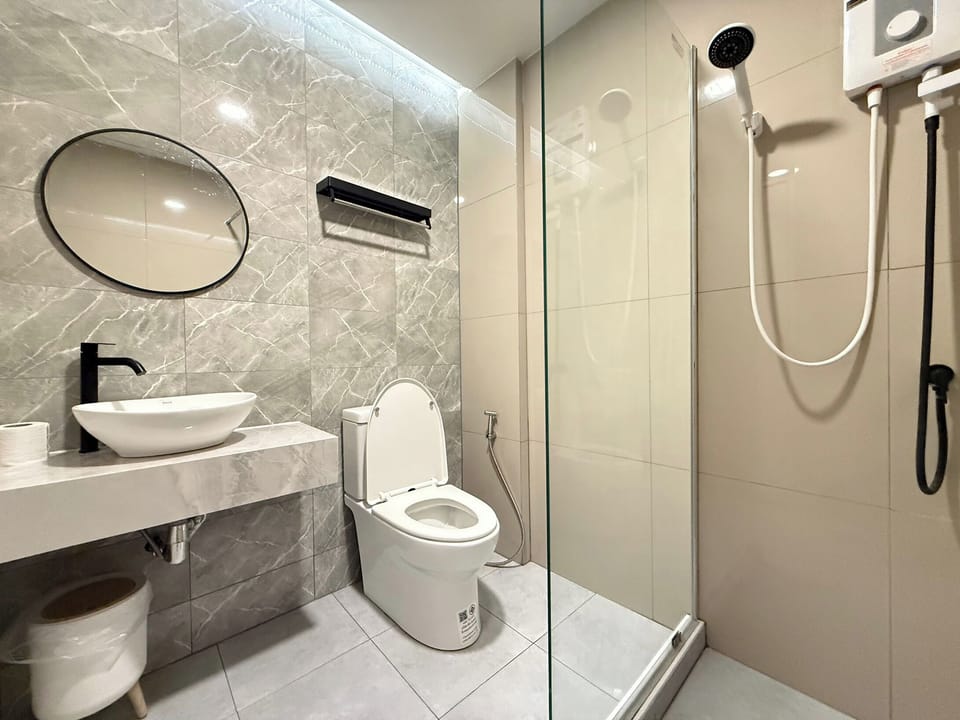 House, 2 Bedrooms | Bathroom | Shower, towels, soap, shampoo